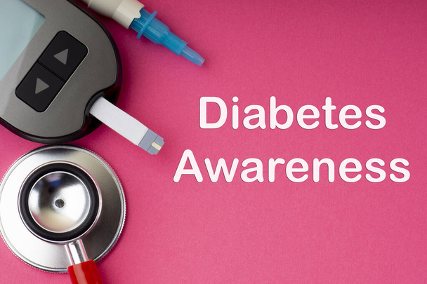 Injekční stříkačka, Glukometr nebo Glukóza metr a stetoskop se slovy Diabetes povědomí na růžovém pozadí. Diabetes koncept.  - Fotografie, Obrázek