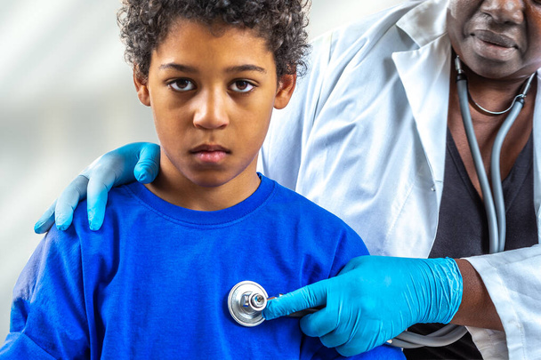 dokter onderzoeken kleine jongen listhening zijn long op ziekenhuisbezoek - Foto, afbeelding