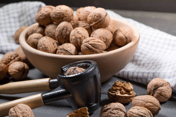 Whole walnuts in a wooden bowl. - Foto, afbeelding