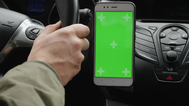 Smartphone με πράσινη οθόνη στο ταμπλό - Πλάνα, βίντεο
