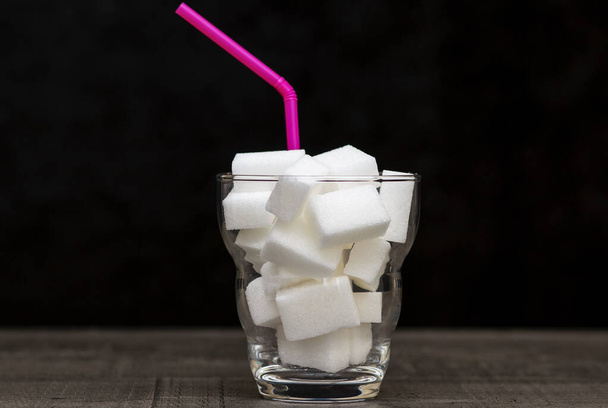 verre rempli de morceaux de sucre blanc, un cocktail avec du sucre
, - Photo, image