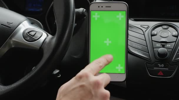 車の中で緑の画面のスマートフォンを使用する - 映像、動画