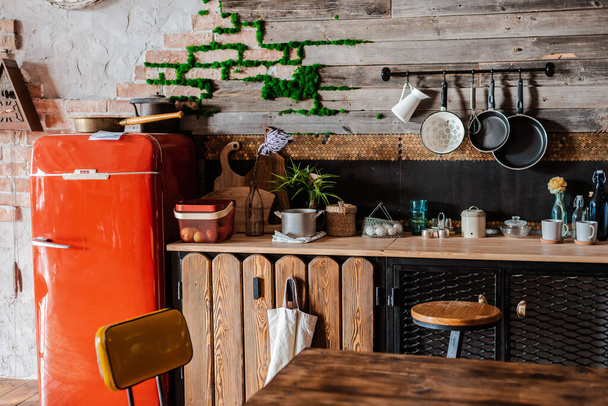wnętrza i design nowoczesnej kuchni domowej w stylu rustykalnym. - Zdjęcie, obraz