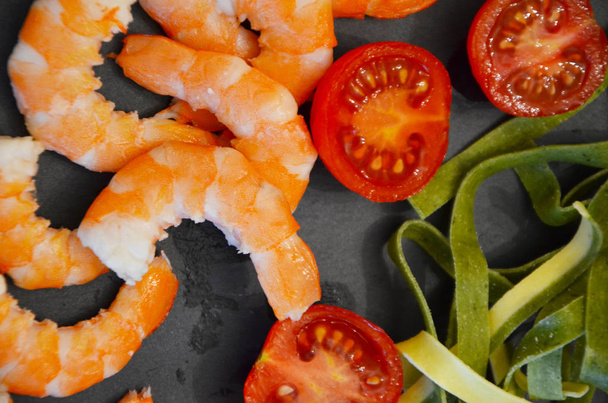 fresh shrimps & cherry tomatoes close up view - Zdjęcie, obraz