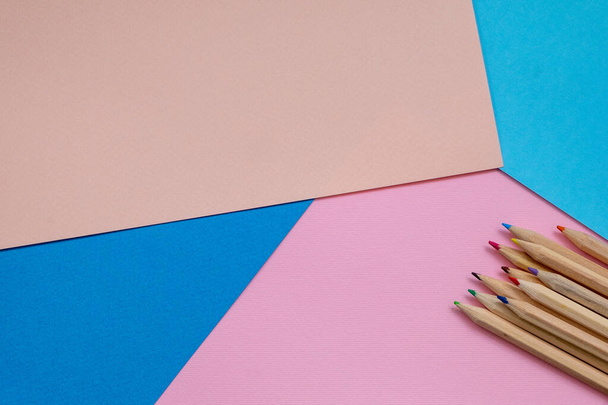 ピンクのパステルカラーの背景に鉛筆とカップで創造性のインスピレーション教育の概念. - 写真・画像