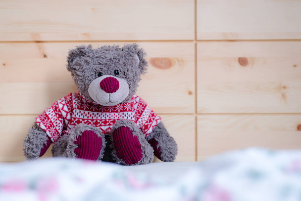 Cute teddy bear toy is sitting in the bed, wakeup at morning - Foto, Imagem