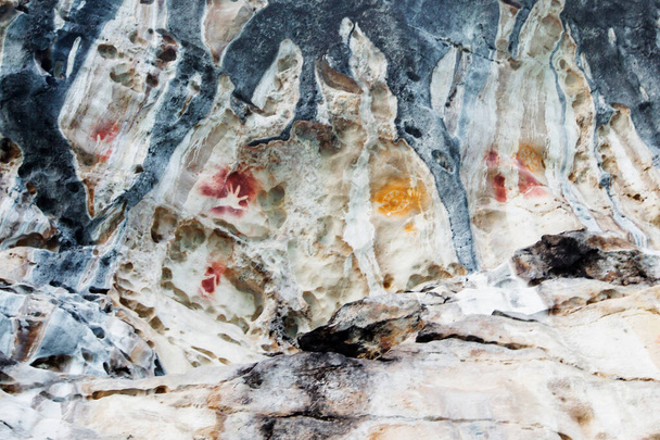 Monolithic cave paintings Misool, Raja Ampat Indonesia - Φωτογραφία, εικόνα