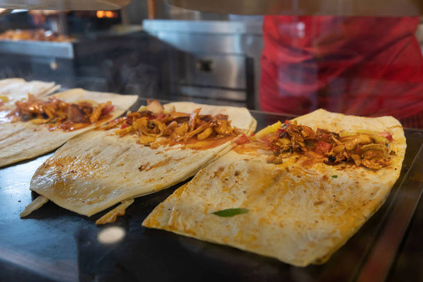 Σεφ που ετοιμάζει και φτιάχνει Παραδοσιακό Τούρκικο Κρέας Ντόνερ Κεμπάπ. Σουάρμα ή γυροσκόπιο. Τουρκικό, ελληνικό ή μεσαίο ανατολικό αραβικό στυλ κοτόπουλο doner kebab τροφίμων σε απομονωμένο λευκό. - Φωτογραφία, εικόνα