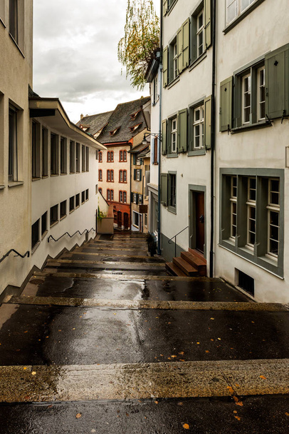 Rue piétonne étroite avec escaliers dans le centre historique de Bâle
 - Photo, image