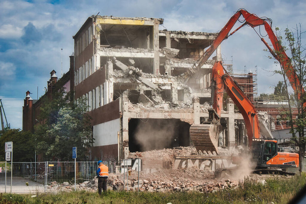 Ipari ásók által lerombolt épület - Fotó, kép