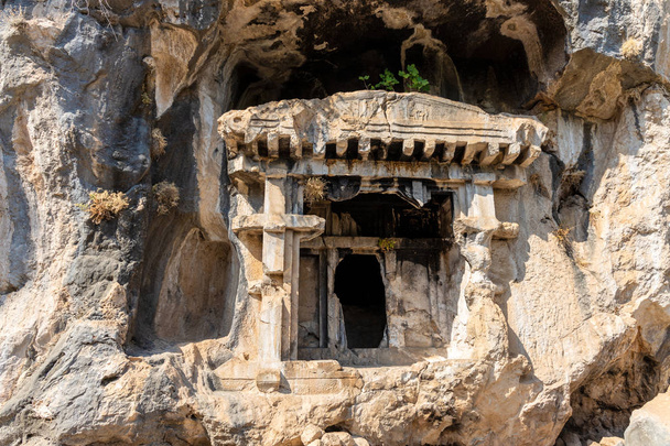 Ο βράχος σκάλισε μεγάλο αρχαίο Λυκικό τάφο στην Πινάρα της Τουρκίας. - Φωτογραφία, εικόνα
