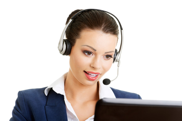 Beautiful young call-center assistant smiling - Foto, Bild