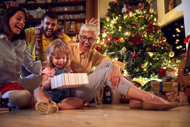 Happy grandmather and her family together for Christma - 写真・画像