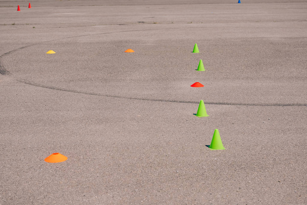Plataforma para aprender a dirigir. Cones de trânsito no campo de treino. Motodrome para estudantes em uma escola de motocicleta
 . - Foto, Imagem