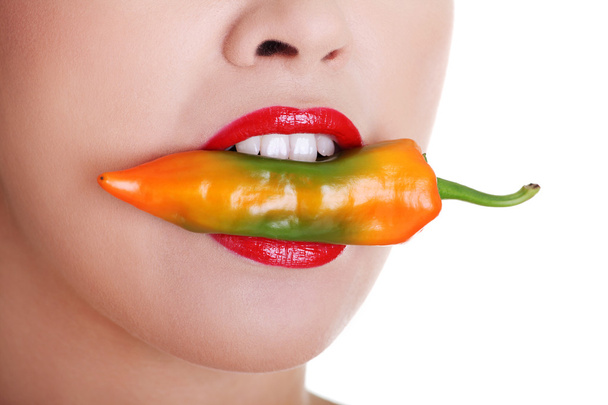 Belle femme lèvres avec du paprika chaud
 - Photo, image