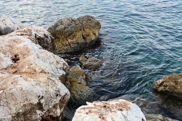 Παράκτια Πέτρες στη Θάλασσα Clear Blue Water   - Φωτογραφία, εικόνα