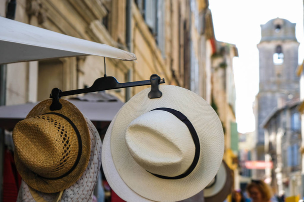 Sombreros de sol en una calle de la ciudad en Provenza. Turismo de compras
. - Foto, Imagen