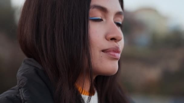 Close up tiro de bela menina asiática wistfully olhando para fora ao ar livre
 - Filmagem, Vídeo