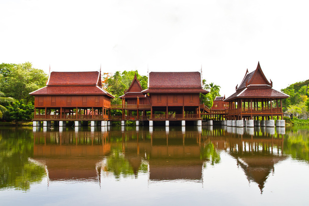 Maison de style thaïlandais et réflexion dans l'eau
 - Photo, image