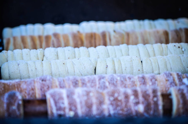 tradycyjne czeskie specjały - czeska rozkosz - wałek ciasta z orzechami, cukrem i cynamonem - Zdjęcie, obraz