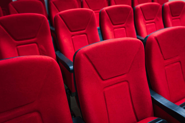 Piros mozi székek vagy fotelek a színházban. Piros székek konferencia- vagy szemináriumteremben. - Fotó, kép