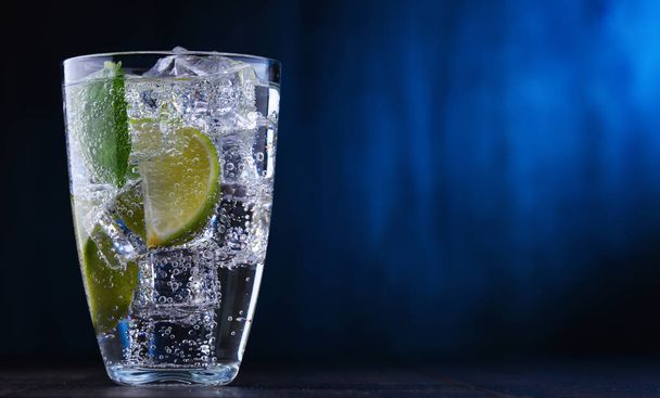 Bicchiere di acqua minerale con ghiaccio, lime e menta
 - Foto, immagini