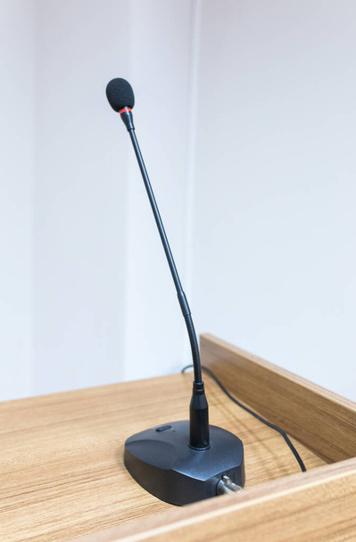 Mikrofon mowy na drewnianym stoisku i w sali konferencyjnej - Zdjęcie, obraz