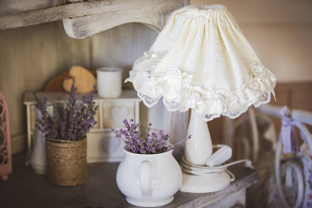 Nature morte dans le style de la provence. Abat-jour blanc fleurs de lavande sèches debout sur une table
 - Photo, image