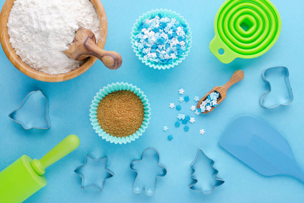 ингредиенты и кухонные инструменты для выпечки на голубом фоне, плоская укладка
 - Фото, изображение