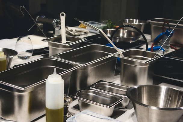 Recipientes de cocina de acero inoxidable en una cocina profesional
 - Foto, imagen