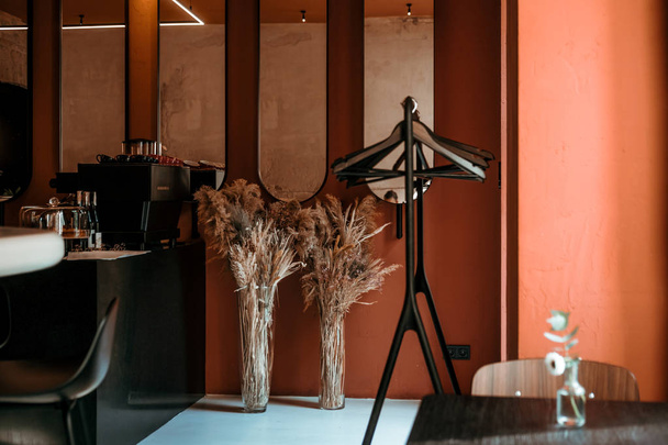 Naranja tonos colorido restaurante minimalista interior
 - Foto, imagen