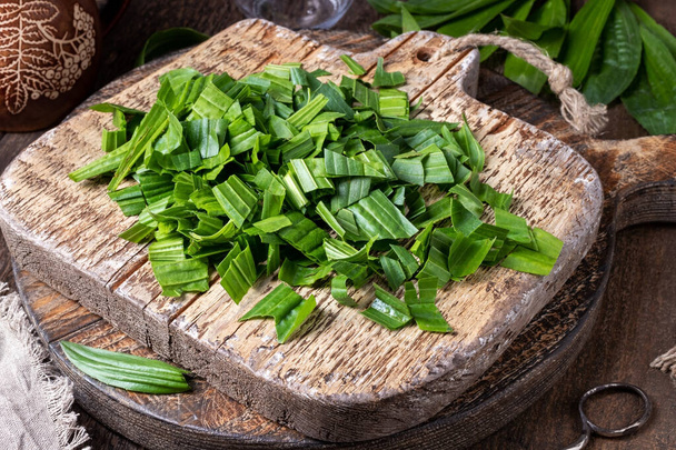 Κόψτε ραβδώσεις φύλλα plantain σε ένα τραπέζι - Φωτογραφία, εικόνα