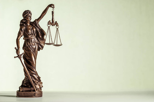 Adaletin bronz heykeli Kılıç ve pullarla - Fotoğraf, Görsel