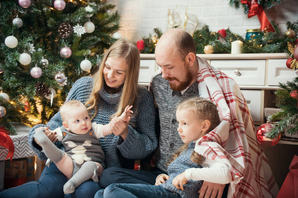 Karácsonyi koncepció - boldog család kisgyerekekkel a fa mellett - Fotó, kép
