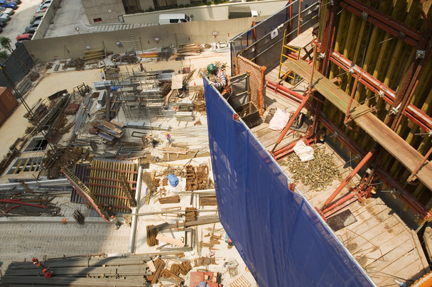 Vista del sitio de construcción y el equipo desde arriba
 - Foto, Imagen