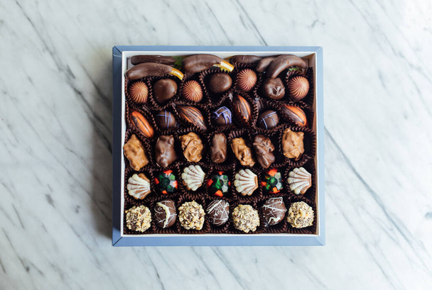 Ręcznie robione czekoladki lub cukierki w pudełku. Ten prezent czekoladowy są pyszne, naturalne, organiczny luksus i zdrowe - Zdjęcie, obraz
