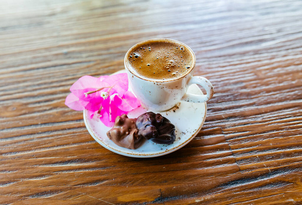 Tradicional delicioso café turco ou grego em mesa de madeira no café ou restaurante
 - Foto, Imagem