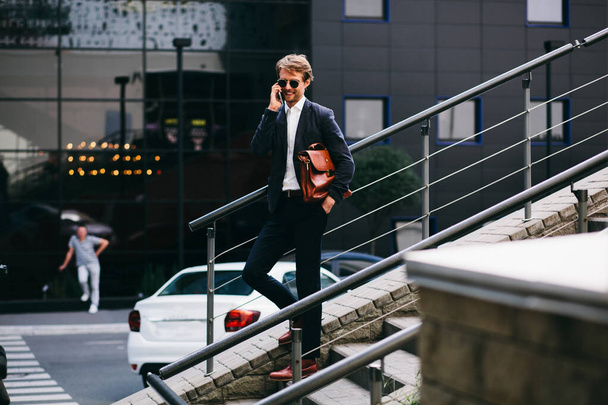 A Successful Ceo Went Outside To Talk On The Phone - Foto, Imagem