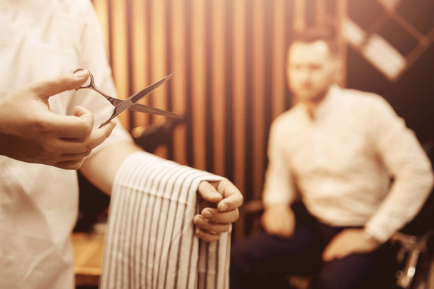 Barbershop, człowiek z brodą w fryzjera. Nowoczesny salon fryzjerski - Zdjęcie, obraz