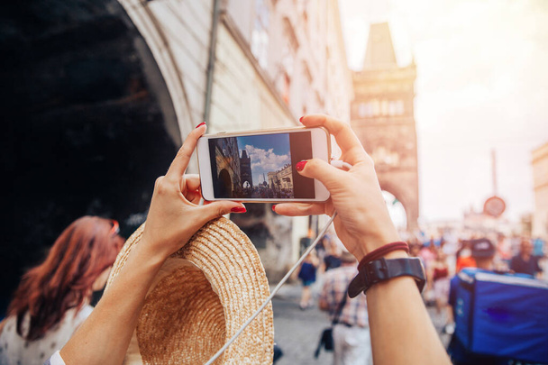 Młoda kobieta bloger turysta biorąc aparat fotograficzny na moście Karola w Pradze, Czechy. Podróże koncepcyjne - Zdjęcie, obraz