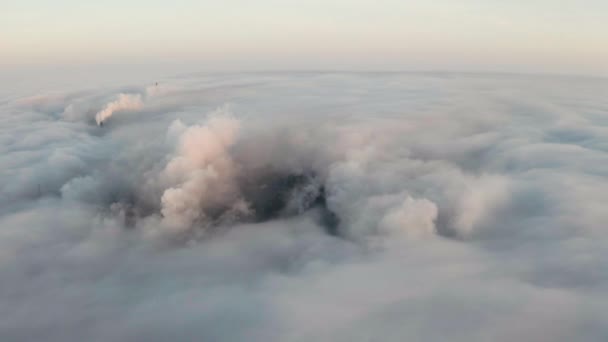Luchtfoto 's. Emissie naar de atmosfeer door industriële leidingen. Smokestack pijpen geschoten met drone. - Video