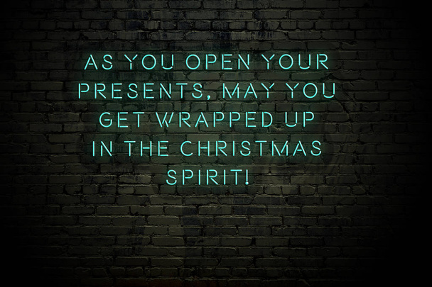 Neonowy napis świąteczny i noworoczne pozdrowienia na ceglanym murze - Zdjęcie, obraz