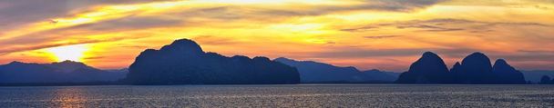 Îles Coucher de soleil, vue panoramique sur l'océan près de Phuket avec rouge profond, orange, violet et bleu, montagnes, crépuscule en Thaïlande. Y compris Phi Phi, Ko Rang Yai, Ko Li Pe et d'autres îles. Asie
. - Photo, image