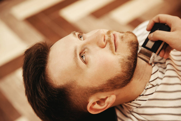 Стиль бороды и стрижка. Концепция рекламной парикмахерской. Рост стимуляции волос
 - Фото, изображение