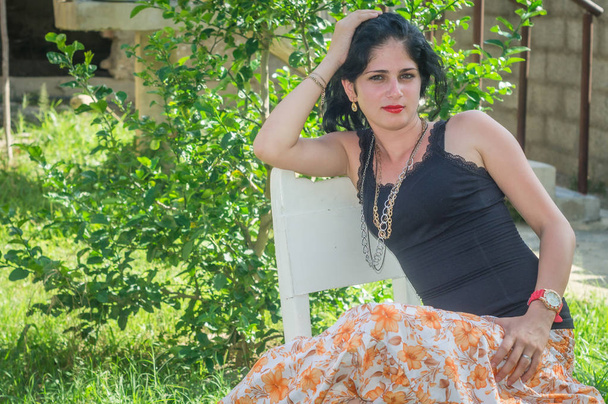 Linda chica cubana en el patio de su casa
 - Foto, Imagen