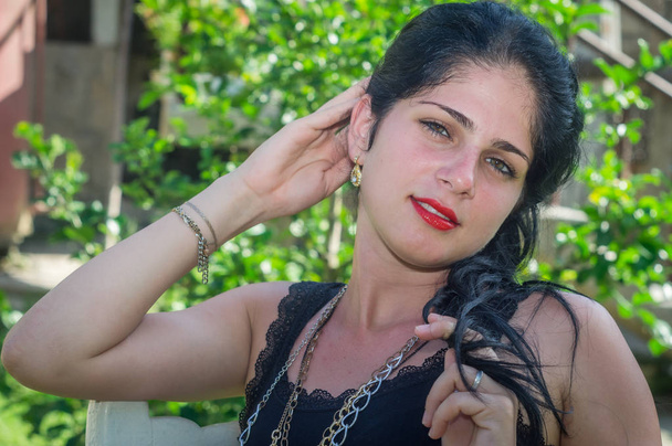 Linda chica cubana en el patio de su casa
 - Foto, imagen