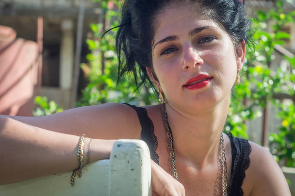 Menina cubana bonito no quintal de sua casa
 - Foto, Imagem