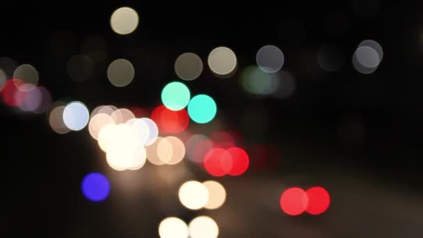 zavaros homályos piros fehér sárga autó lámpák, oving a város streen este szürkület után - Felvétel, videó