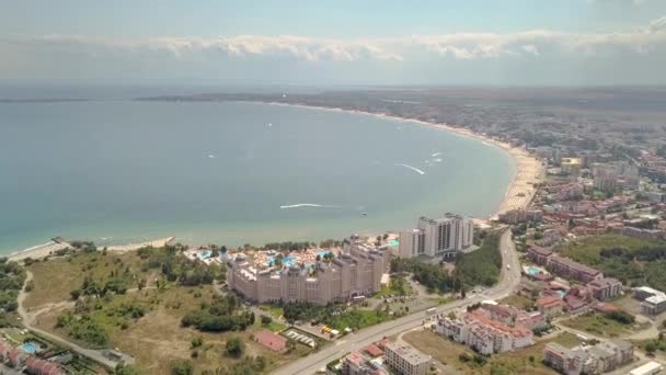 Luchtfoto van Sunny Beach stad die is gelegen aan de Zwarte Zee kust. Top uitzicht op zandstranden met veel hotelgebouwen en toeristische infrastructuur. - Video