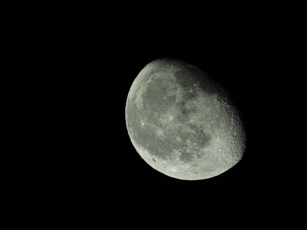 um close-up da lua minguante de três quartos na noite estrelada
  - Foto, Imagem